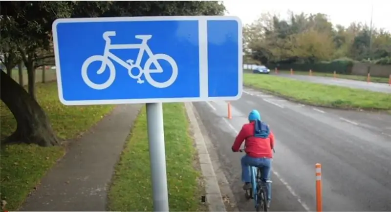 Кнопки, разбросанные по аварийной велосипедной дорожке в Западном Суссексе, которую в настоящее время разрывает городской совет