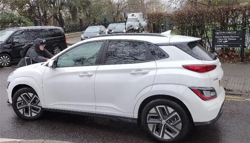 ВелоспортМайки оказывается на капоте автомобиля во время противостояния с разъяренным автомобилистом