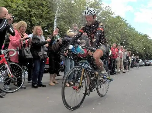 Майк Холл пересек финишную черту в Гринвиче, побив кругосветный рекорд