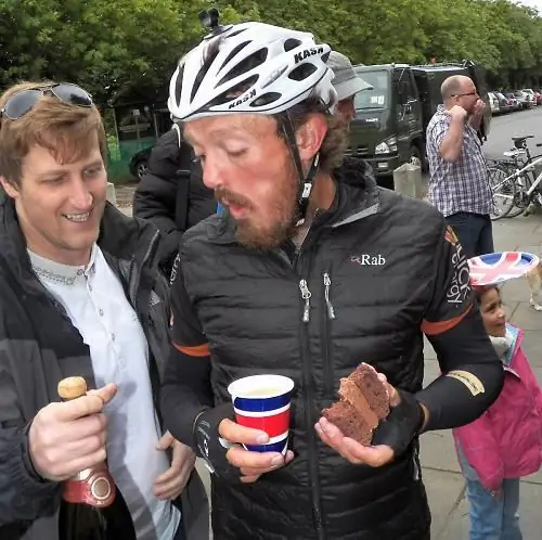 Торт, шампанское и йоркширский чай!