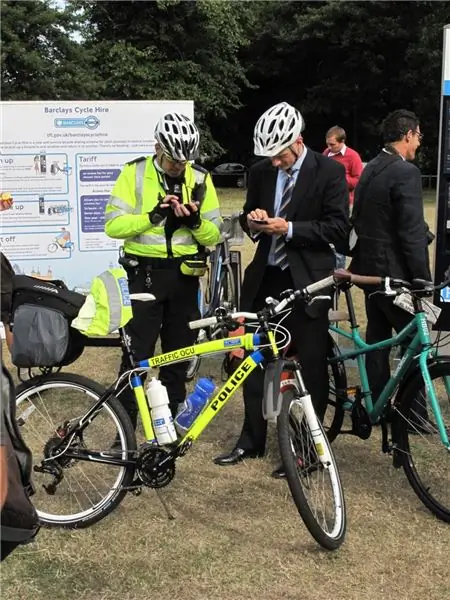 Велосипедные дорожки в Новом Лондоне будут принимать автобусы на автобусных остановках