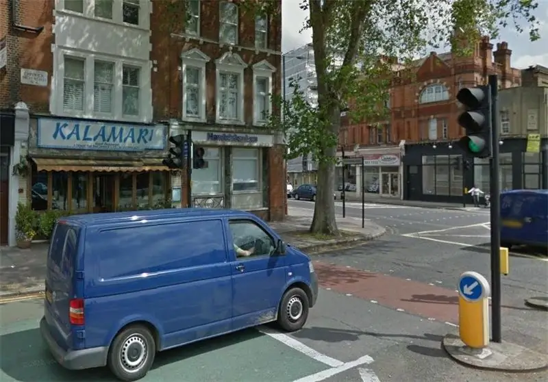 Велосипедист из Западного Лондона, дважды сбившийся с велосипеда, приглашает депутата покататься с ним, и она соглашается