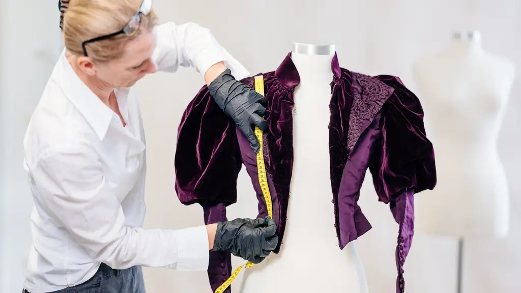 Текстиль: Женщина, одноногое существо