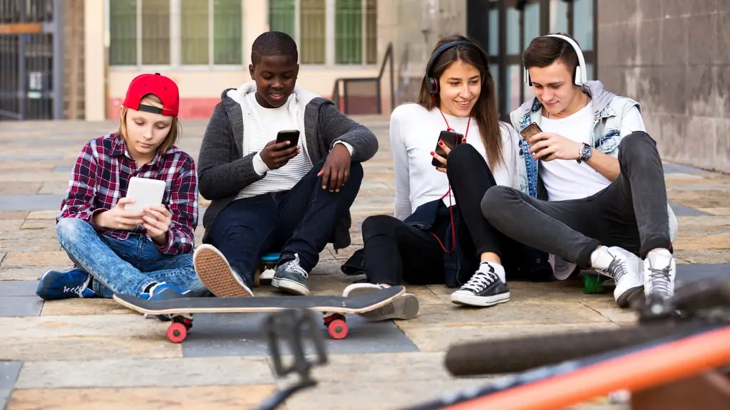 Как дети и молодые люди учатся пользоваться смартфонами и компьютерами