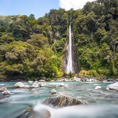 Шесть лучших приключений в Новой Зеландии, от боулдеринга до банджи-джампинга