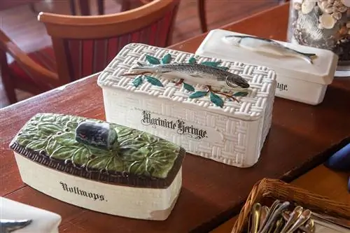 Керамический контейнер для маринованной сельди в ресторане и отеле Wismar.