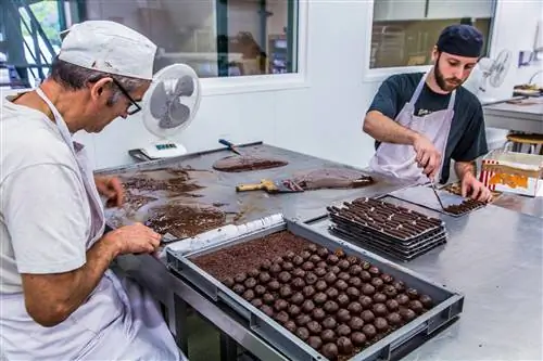 Шоколатье готовит кондитерские изделия в шоколадной мастерской Chocolate Cazenave в Байонне.