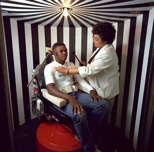 Патрисия Кауингс (стоит), психофизиолог из США, тщательно изучавшая морскую болезнь, работает с тестом.