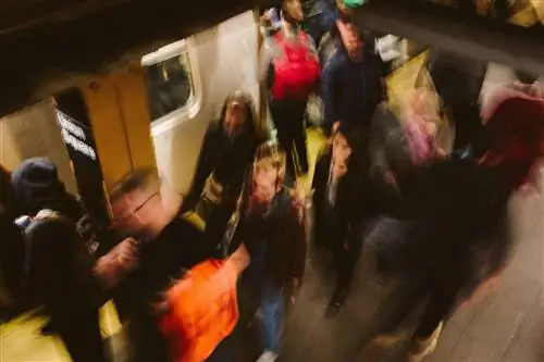 Пассажиры проходят по станции метро Нью-Йорка в 2017 году. Любой вид транспорта - от поездов.