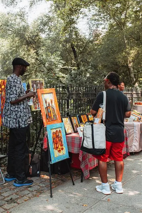 Просматриваю произведения искусства на субботнем фермерском рынке в Морнингсайд-парке.