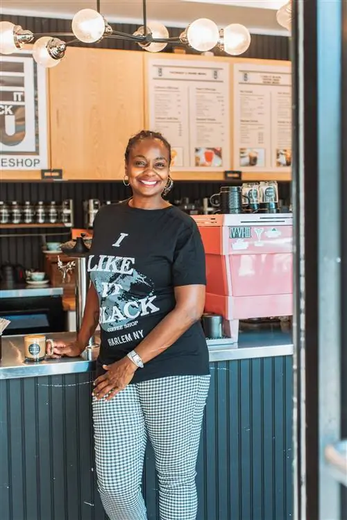 Алия Бэйлор, владелица кофейни I Like It Black на 125-й улице Гарлема.