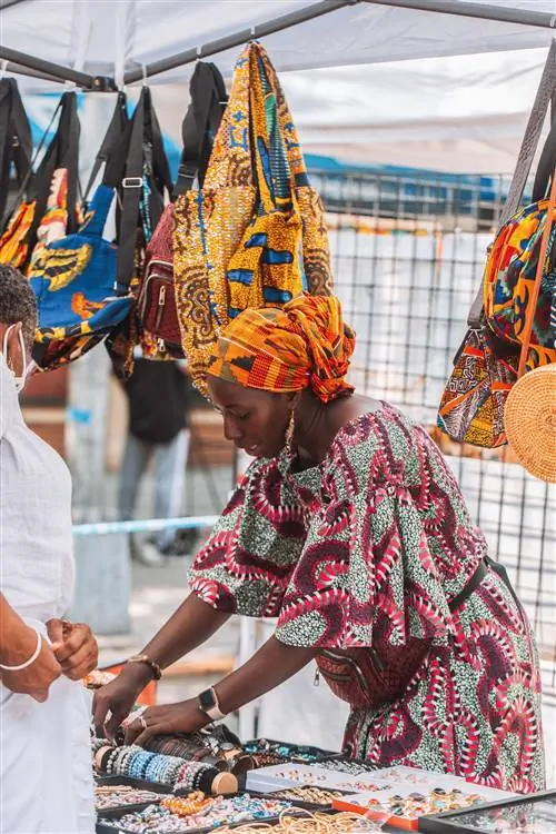 Торговец продает сумки, бусы и украшения со всей Африки в торговом центре Malcolm Shabazz Harlem.