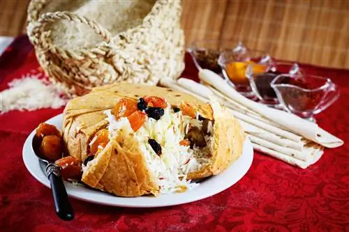 Плов - это блюдо на основе риса, которое считается национальным блюдом Азербайджана. Это сделано по крайней мере 40