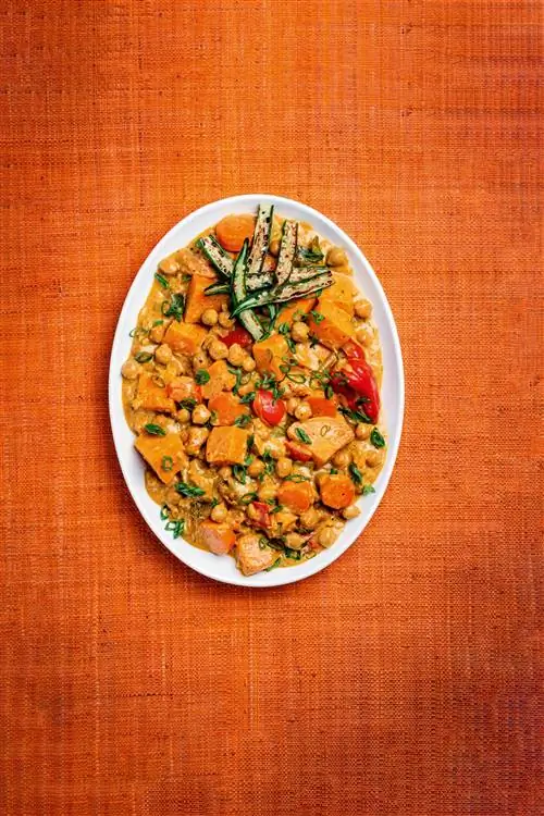 Сладкий картофель, нут и кокосовое карри.