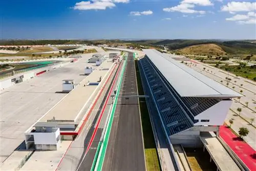 Интернациональный автодром Алгарве, вмещающий 80 000 зрителей, обещает высокий уровень адреналина.