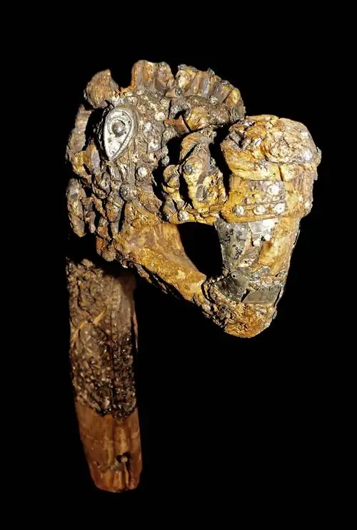 Головы животных украшены в так называемом «осебергском стиле» искусства викингов.