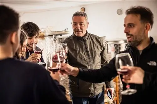 Тото Греко в своем погребе в Прицци делится вином, которое производит, с туристами.