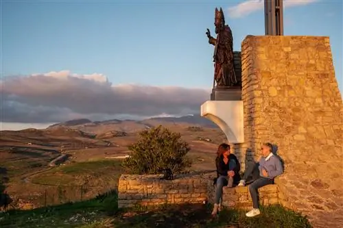 Мариалисия Поллара (справа) и Сильвана Марсалиси у распятия с видом на Корлеоне.