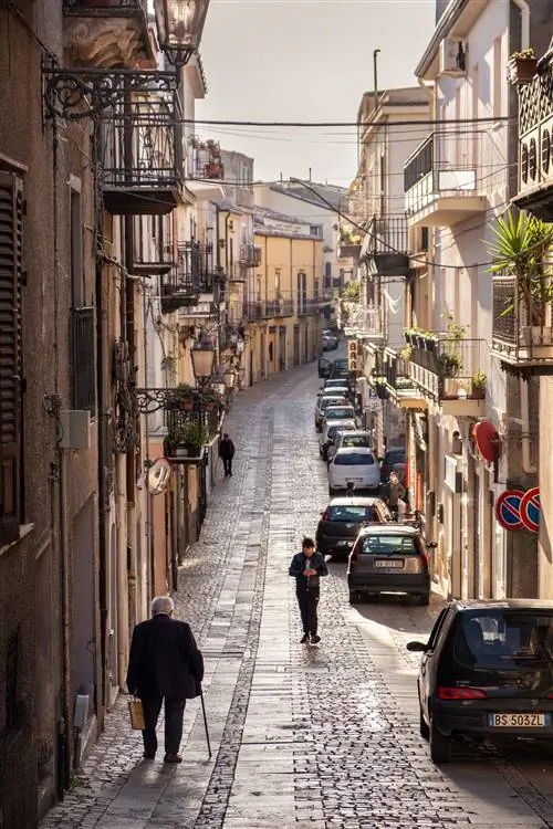 Уличная сцена в старом городе Прицци.
