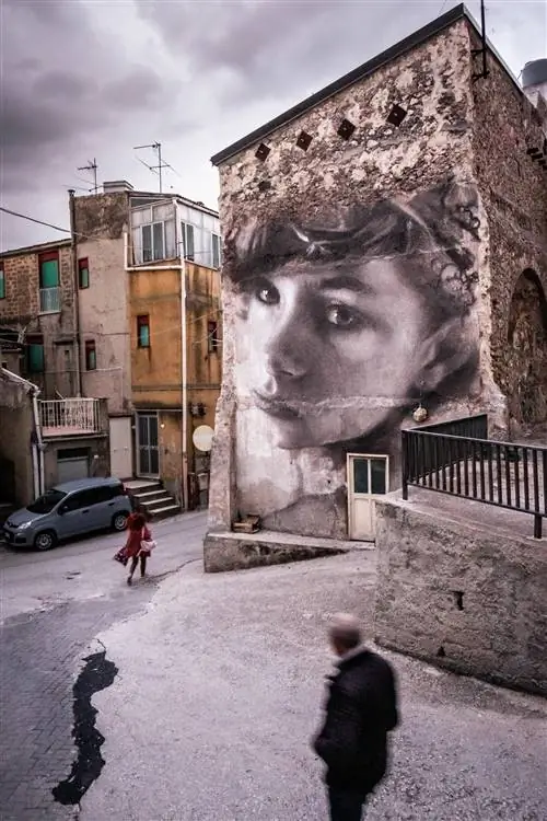 «Мальчик с каменной сережкой» Луиса Гомеса де Терана, одно из произведений искусства, оживляющих город.