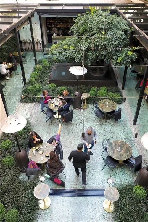 Коктейли в баре во дворе Casa Cavia в Палермо-Чико.