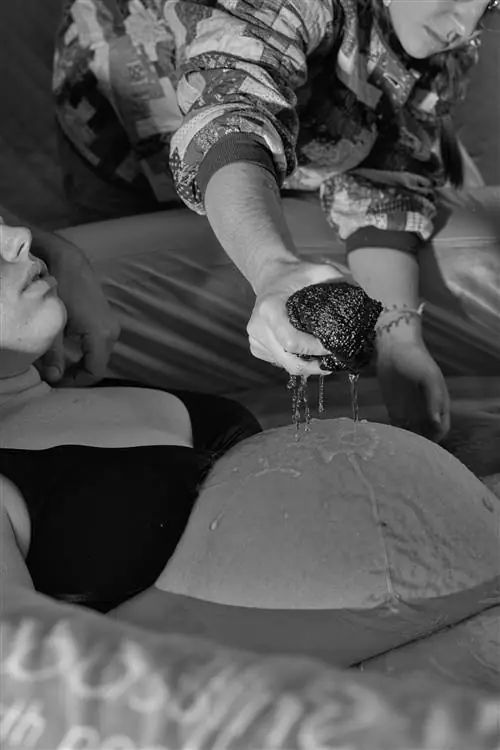 Вместо того, чтобы рисковать инфекцией COVID-19, многие беременные женщины предпочитают рожать своих детей.