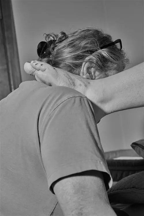 Акушерка Патрис Бобье поддерживает клиентку, которая выбрала уединение и безопасность своего дома для