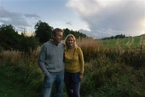 Джон и Элли Хендерсон владеют и управляют глэмпингом в своем доме Chesters Estate.