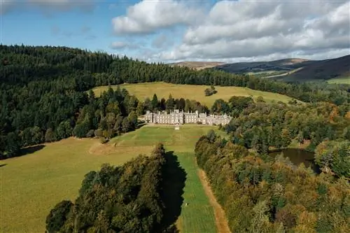 Дом и территория Боухилла, вид сверху, с холмами Бордерс на