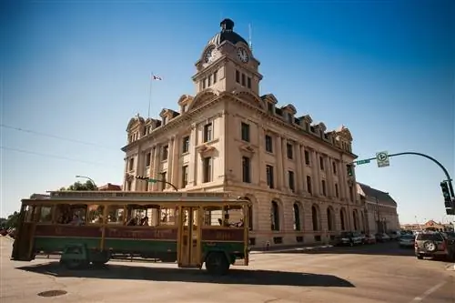 Запрыгивайте на борт электрического троллейбуса в Moose Jaw, чтобы легко увидеть