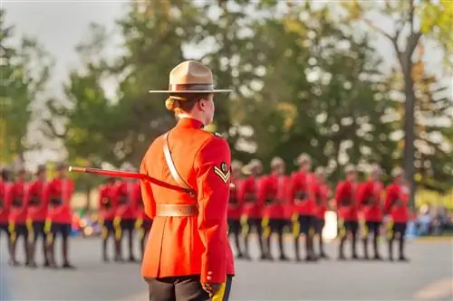 Церемония отступления на закате RCMP в Центре наследия RCMP. Здесь вы можете наблюдать за снижением