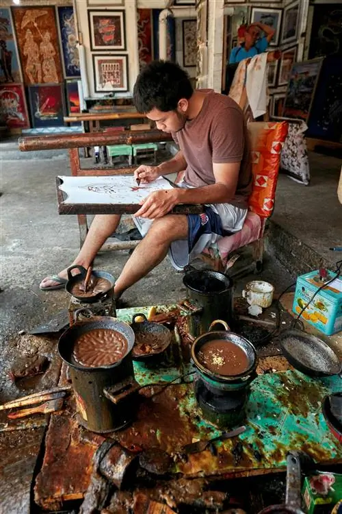 Мастер по батику за работой в галерее Batik Seno в Джокьякарте, Ява.