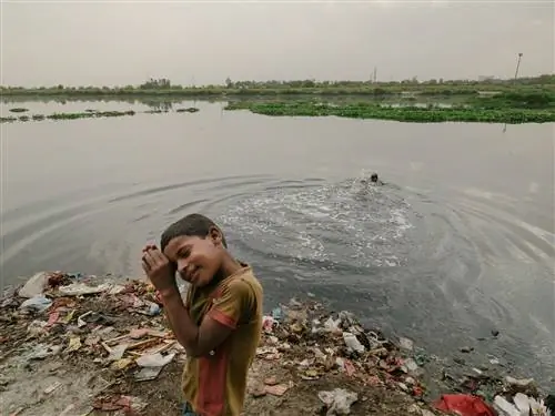 С сжиганием мусора на открытом воздухе, промышленностью, которая перевешивает инфраструктуру для обращения с отходами, и