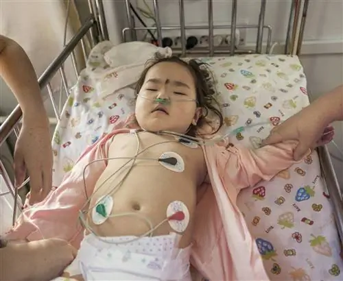 Маленький ребенок лечится от пневмонии в отделении интенсивной терапии больницы Улан-Батора.