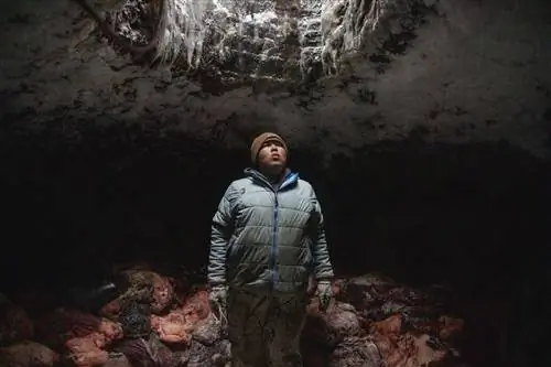 Глобальное потепление также угрожает многовековому образу жизни и существованию. Здесь молодой китобой складывает мясо