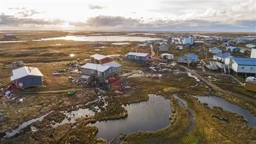 Ньюток на Аляске тонет. По мере того как вечная мерзлота, лежащая в основе поселения с населением 350 человек, тает, земля