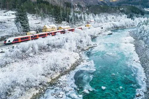 Живописная железная дорога Бергена, идущая из Осло в Берген в Норвегии.