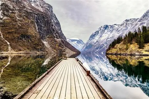 Нерой-фьорд, самый узкий фьорд Норвегии, в регионе Вестланд.