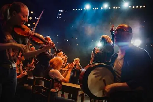 Лондонский актерский состав Come From Away.