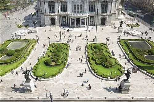 Передние сады Дворца изящных искусств.