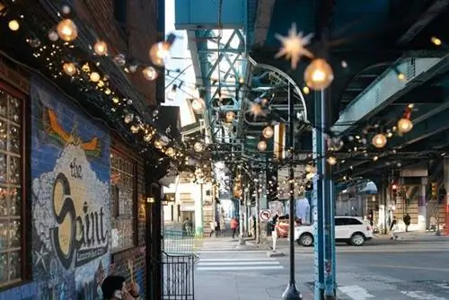 Внешний вид бара Saint Lazarus рядом с надземной остановкой станции Жирар, Фиштаун