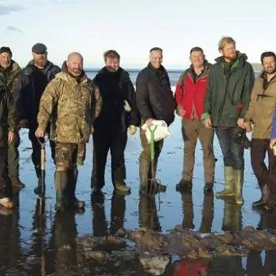 Навыки выживания: Ест побеги и плетет