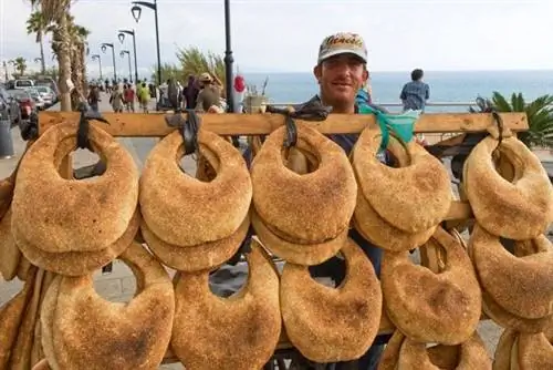 Уличный торговец продает каик (хлеб с кунжутом) вдоль Корниш. Изображение: Алами