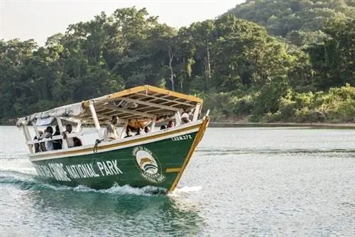 Путешествие на доу, озеро Танганьика, национальный парк Гомбе, Танзания.