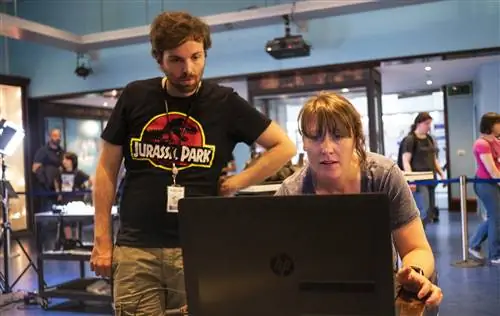 Аспирант Жоао Лейте и доктор Сюзанна Мейдмент оценивают данные 3D-сканирования.