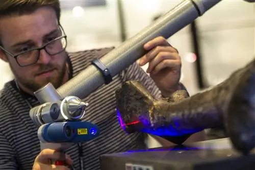 Аспирант Джо Бонсор использует 3D-сканер для оцифровки бедренной кости. Уход должен быть