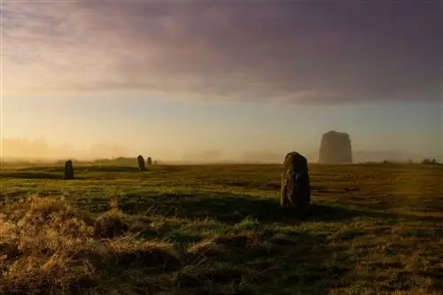 Камни, предположительно отмечающие места, где пали кланы якобитов, разбросаны по полю битвы при Каллодене.