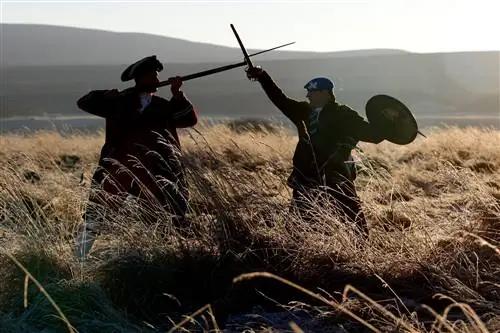 «Офицер в красном мундире» и член клана якобитов в реконструкции битвы на месте.