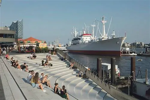 Порт Гамбурга на берегу Эльбы принимает самые большие корабли на Земле через