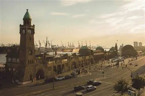 Здания St Pauli Landungsbrücken, вход в туннель под Эльбой и реку Эльба.